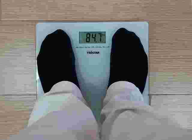 体重計に乗る男性