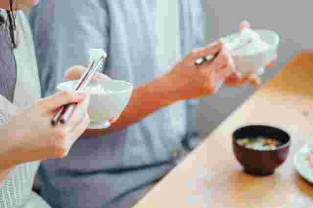 炊いたお米を食べる様子