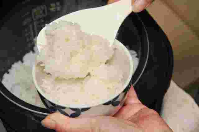 炊飯後のお米をお茶碗に入れる様子