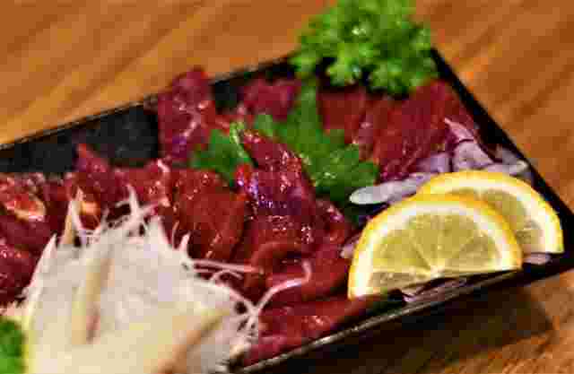 珍しい食べ物の馬刺し