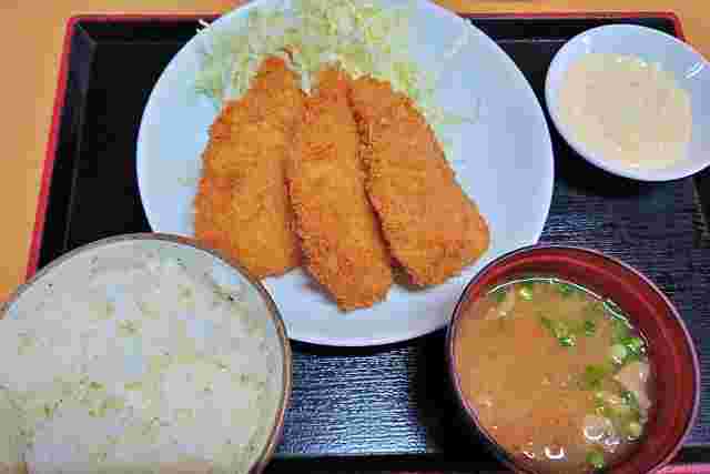 アジフライとご飯と味噌汁