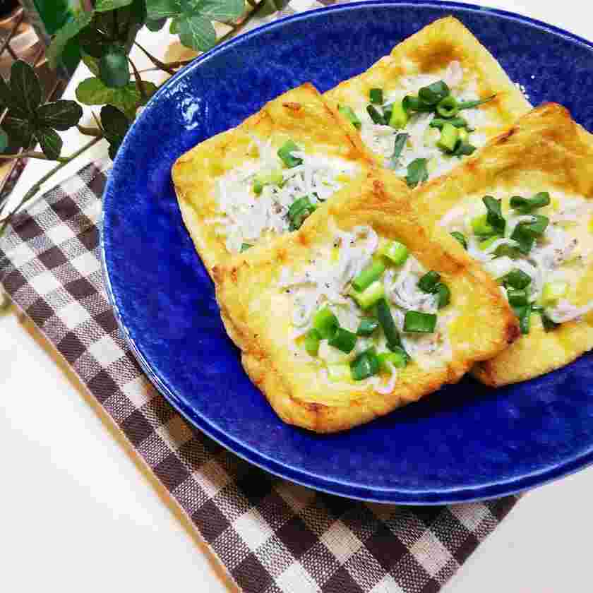 サバの味噌煮の献立に合うしらすとネギの油揚げピザ