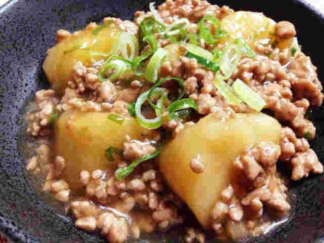 サバの味噌煮の献立に合うじゃがいもと豚ひき肉のそぼろあんかけ煮