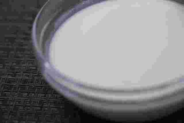 器に入った生クリーム