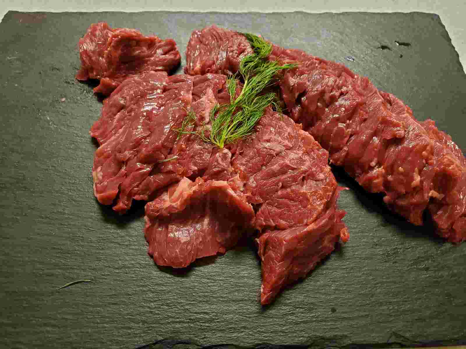 焼かれる前のハラミ