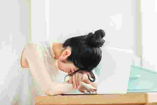きのこを食べ過ぎて血糖値が下がり、うずくまる人