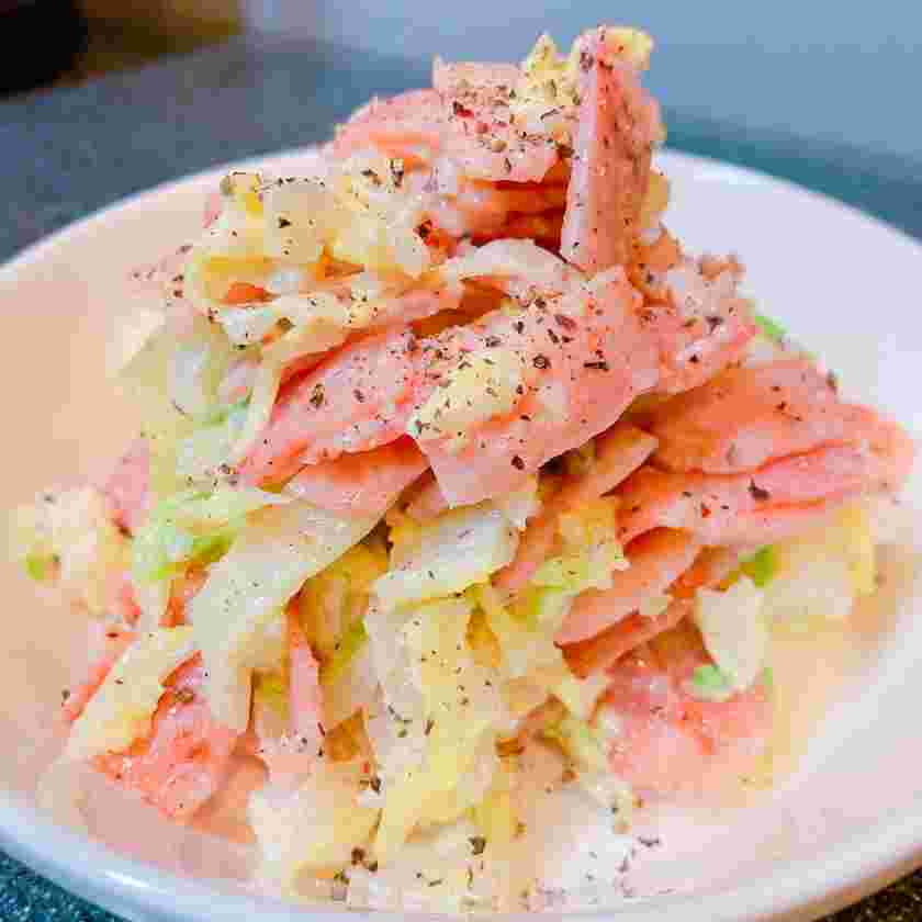 そぼろ丼の献立に合う白菜とベーコンの洋風サラダ