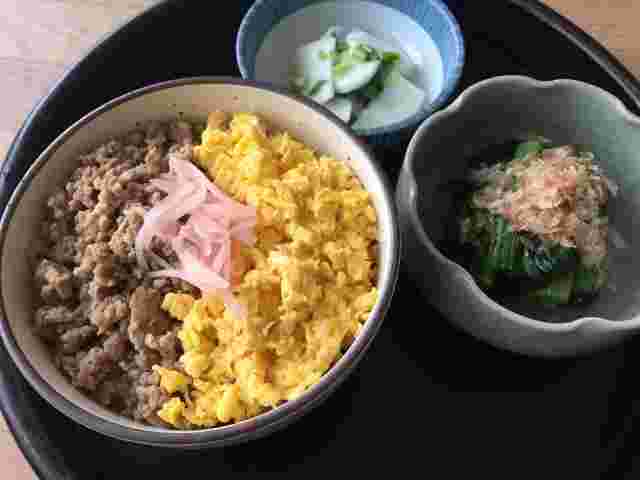そぼろ丼とほうれん草のお浸しと漬物