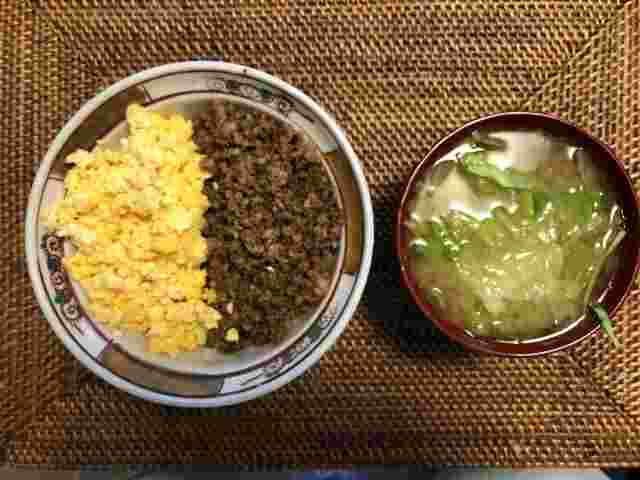 そぼろ丼と味噌汁
