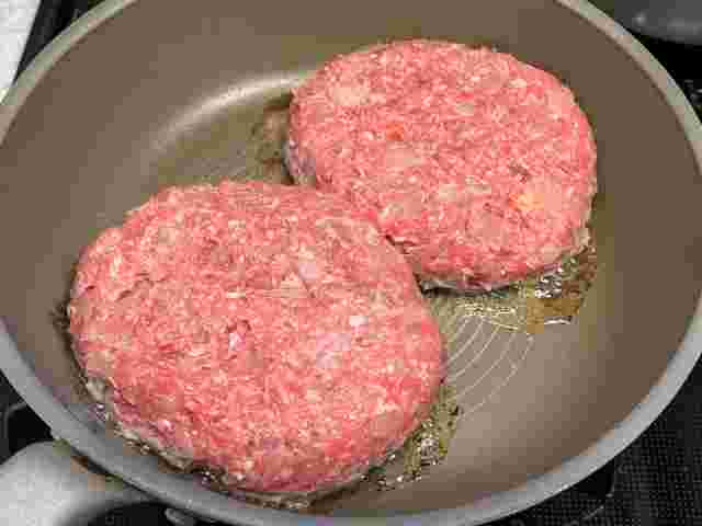 焼いているハンバーグ