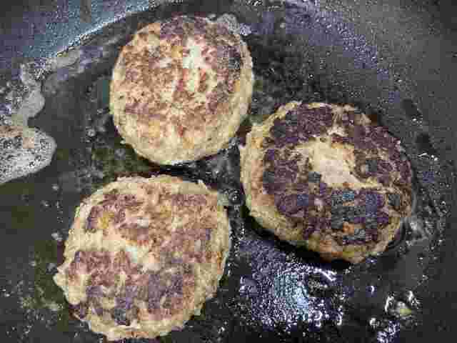 焼いているハンバーグ