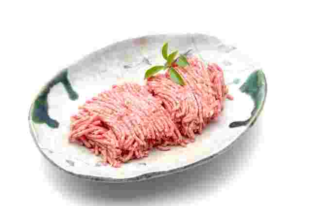 皿に乗った合挽き肉
