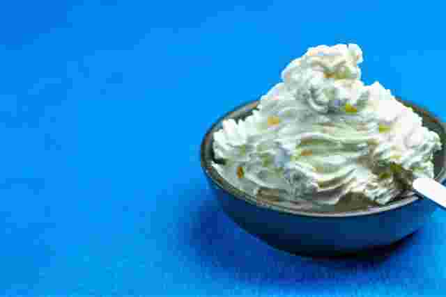 器に入ったホイップクリーム