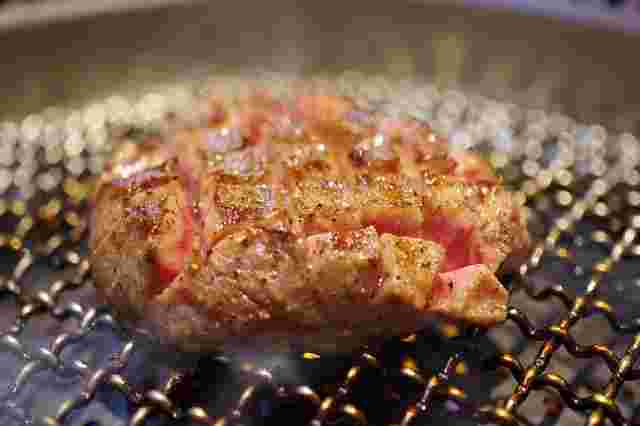 網で焼かれている焼肉