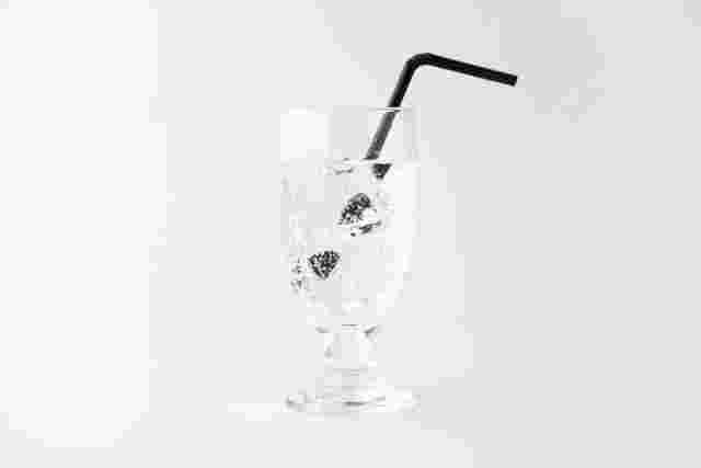 グラスに入った炭酸水とストロー