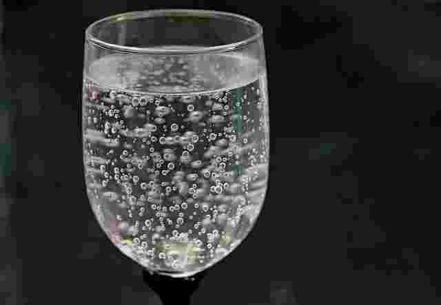 グラスに入った炭酸水