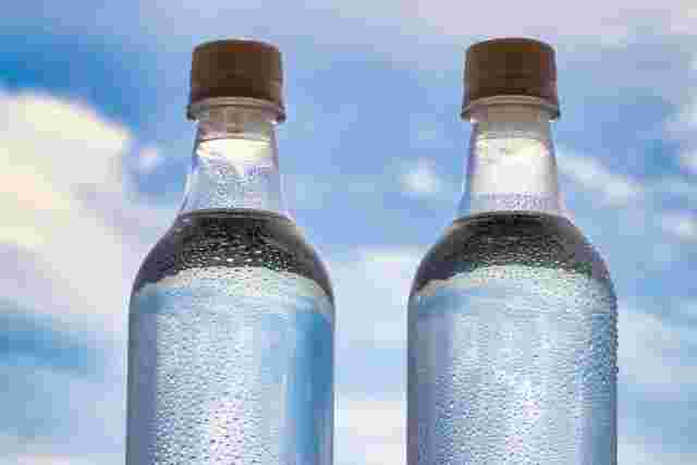 炭酸水が入ったペットボトル