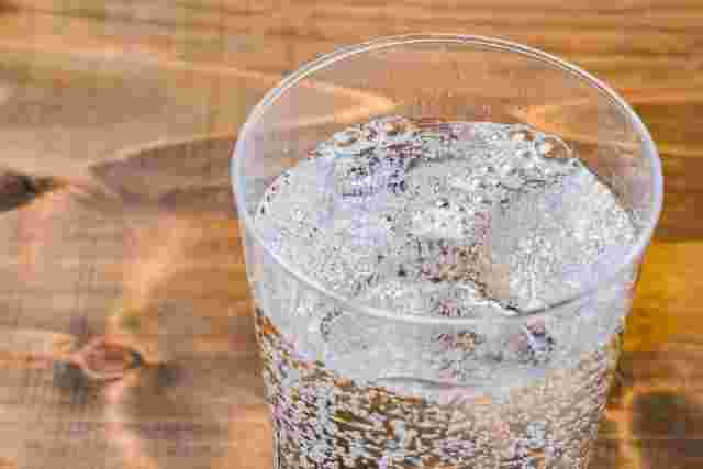 グラスに入った氷と炭酸水