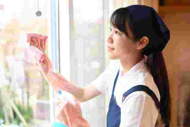 窓掃除をしている女性