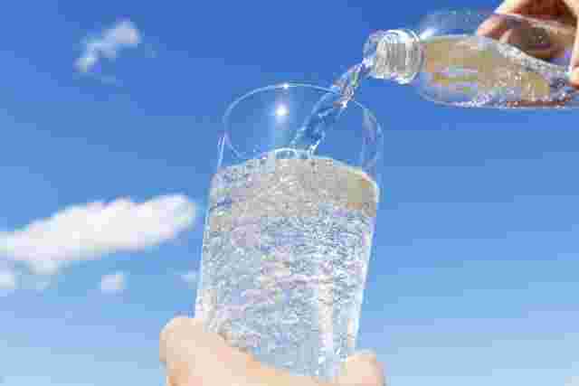 ペットボトルからコップに注がれる炭酸水