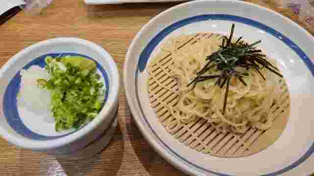 ざるラーメンと薬味