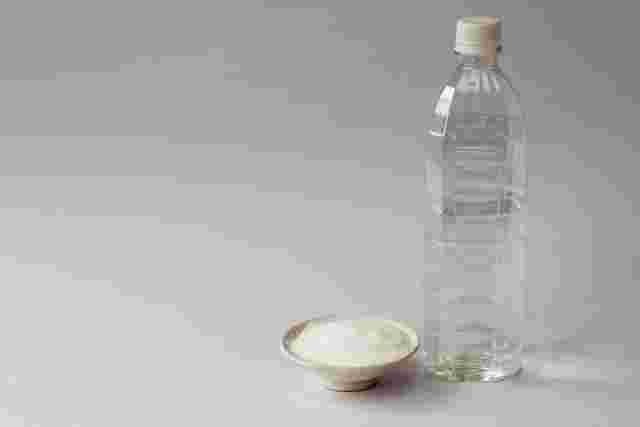 塩とペットボトルの水