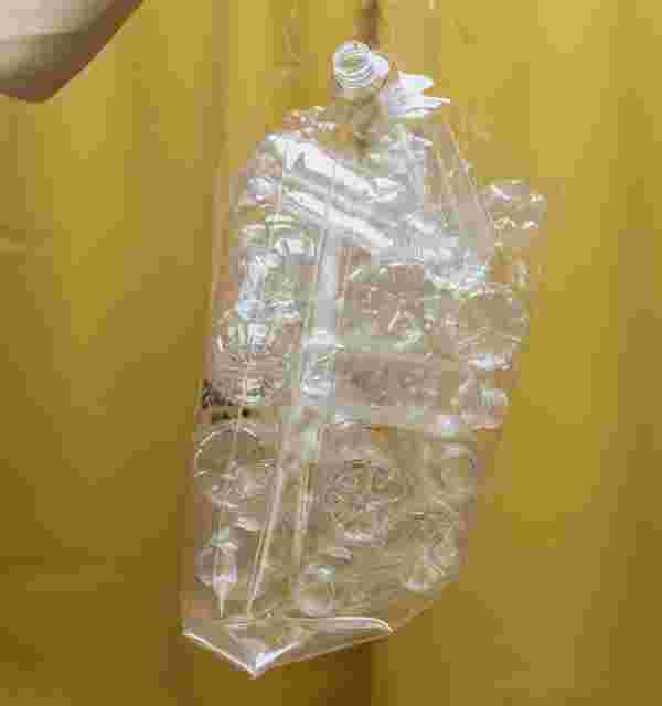 空のペットボトルが入った袋