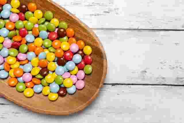 木皿に乗った20代に人気のあるチョコ菓子