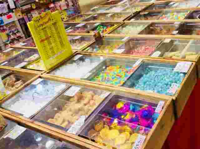 ケースに入ったカラフルな駄菓子