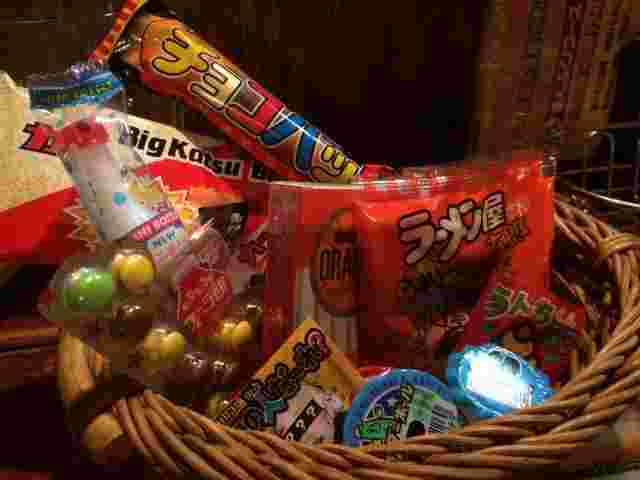 カゴに入った数種類の駄菓子