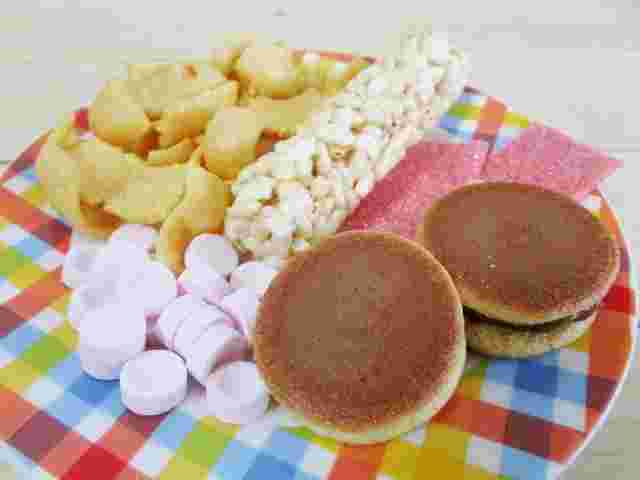 お皿に乗ったドラチョコとラムネとスナック菓子