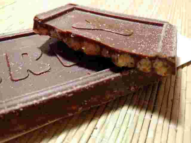 半分に割れたチョコレート菓子
