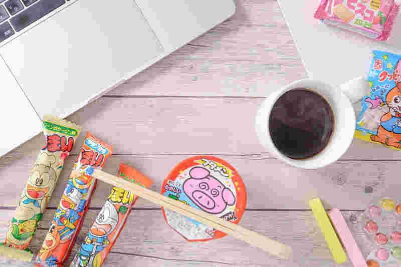 テーブルの上に置かれた駄菓子とブタメン