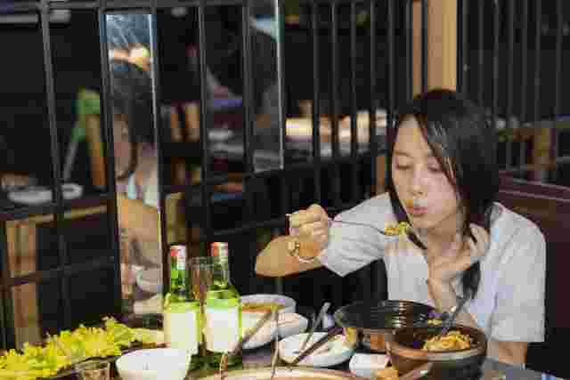ビビンバを食べる女性