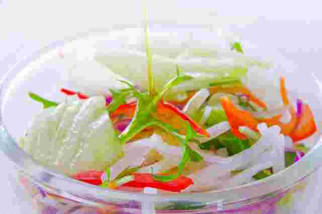ドレッシングをかけた野菜たっぷりのサラダ