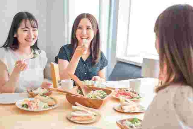 野菜を食べる3人の女性