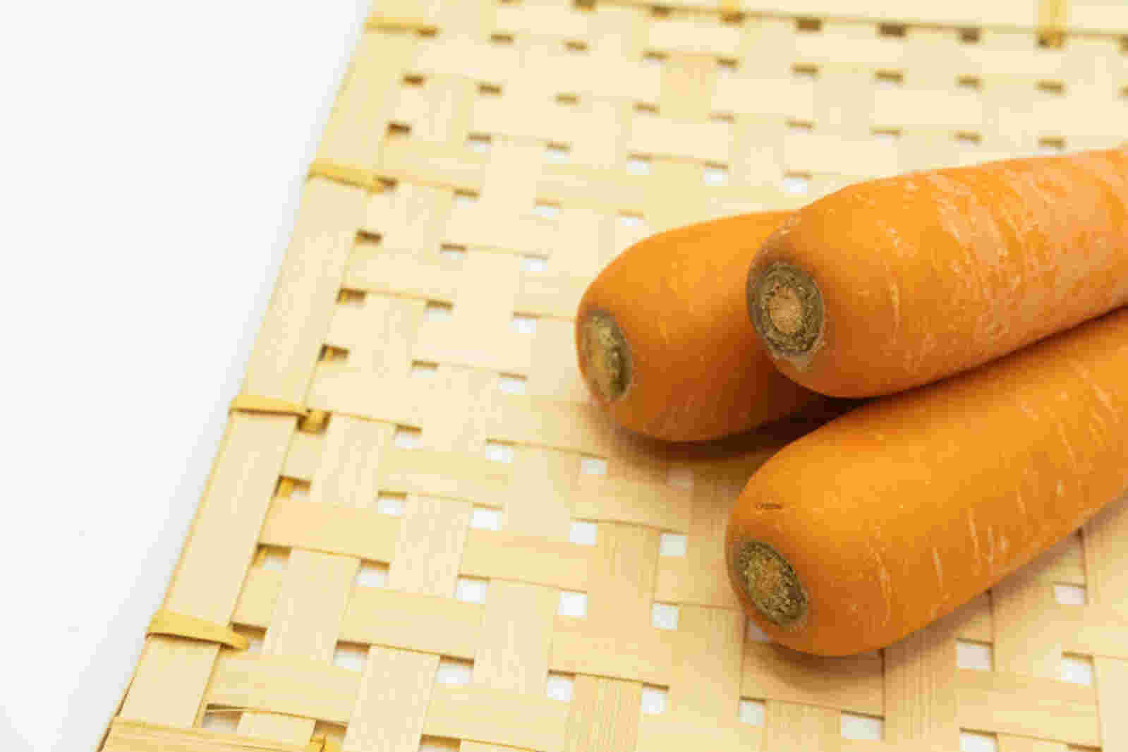 ざるの上のにんじん