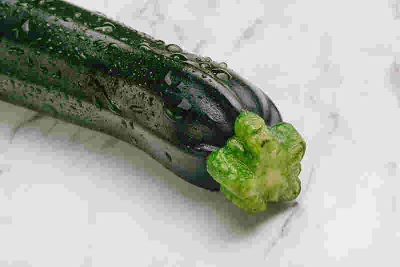 水に濡れたズッキーニ