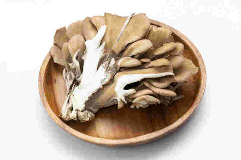 木の皿に乗った舞茸