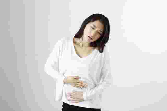川魚の寄生虫で腹痛をおこしている女性