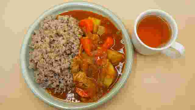 昼ごはんを抜いた日の夜食となるカレーと紅茶