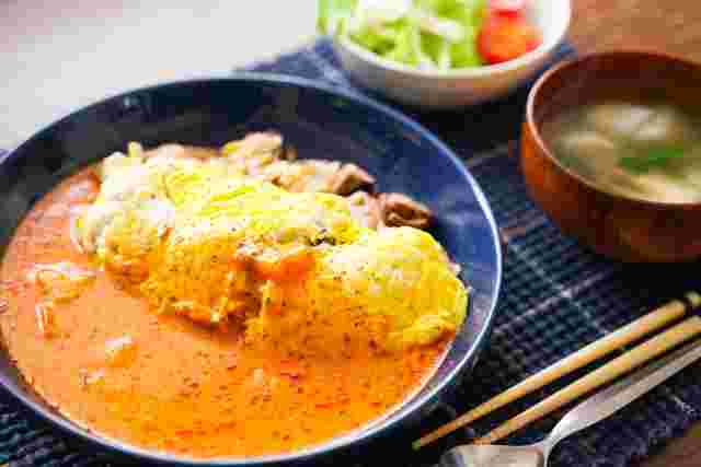 カレーと味噌汁とサラダ