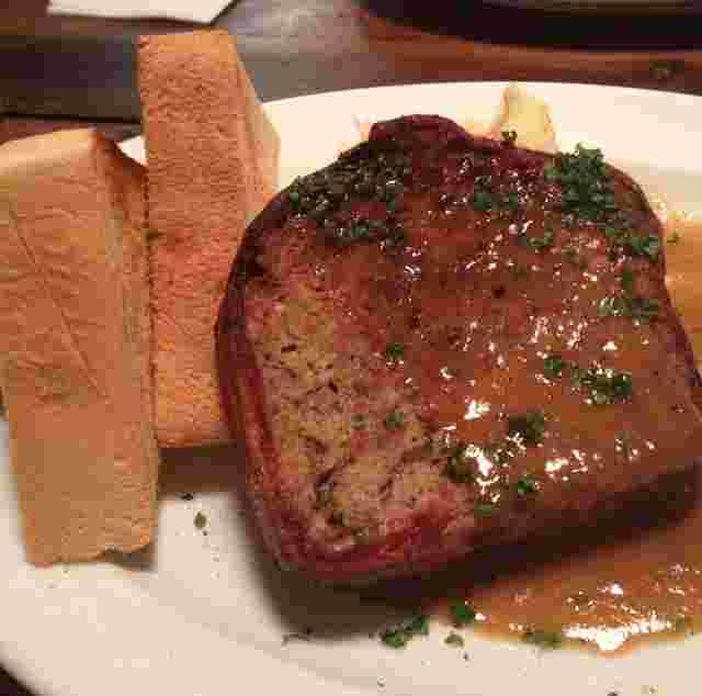 ソテーしてソースをかけたローストビーフ