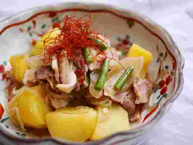 細切り唐辛子が乗った肉じゃが
