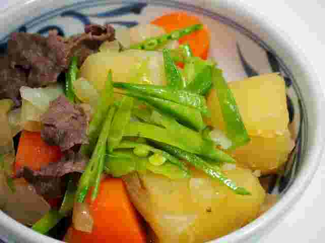刻んださやえんどうが乗った肉じゃが