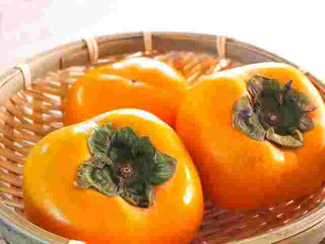 カゴに入った柿