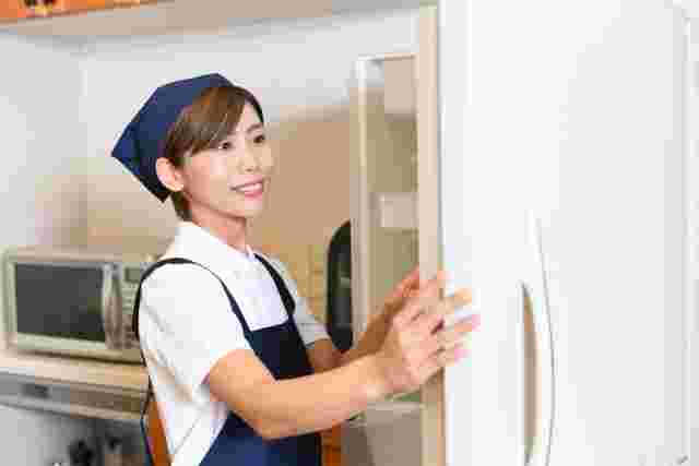 冷蔵庫を開ける女性