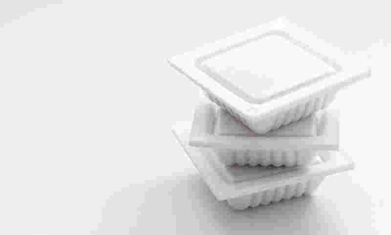 積まれた納豆のパック
