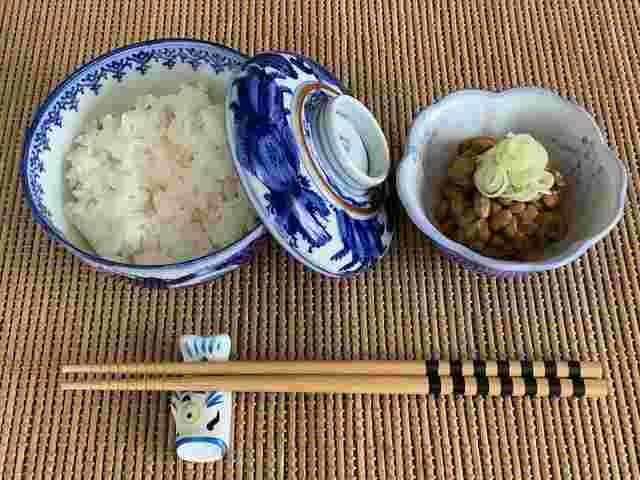 納豆とご飯と箸