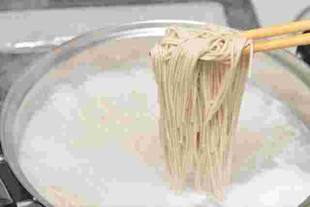 鍋で茹でている蕎麦